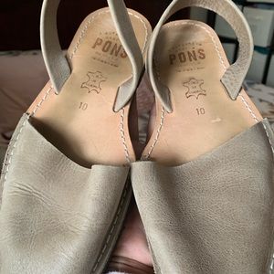 Súper comfortable PONS sandles. No box. As is.